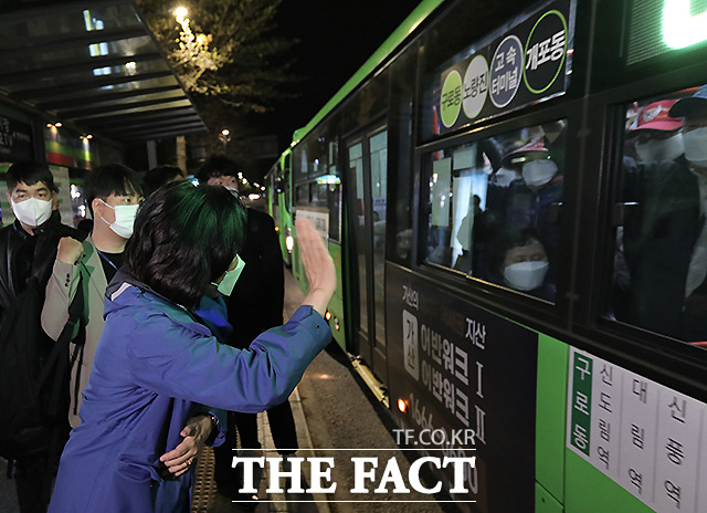박 후보의 의원 시절 지역구였던 서울 구로에서 강남구 개포동을 왕복하는 버스이기도 하다.
