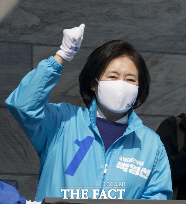 박영선 더불어민주당 서울시장 후보는 7일 마지막 순간까지 승리를 향해 뚜벅뚜벅 가겠다고 메시지를 내놨다. 지난 6일 오후 홍제역을 찾아 지지를 호소하고 있는 박 후보. /이새롬 기자