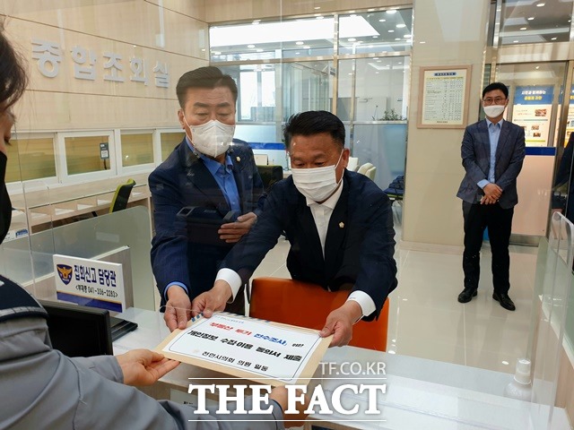 천안시의회 윤리특별위원회 권오중 위원장(사진 왼쪽)과 유영채 부위원장(사진 오른쪽)이 공직자 부동산 정보 공개 동의서를 제출하고 있다./천안시의회 제공