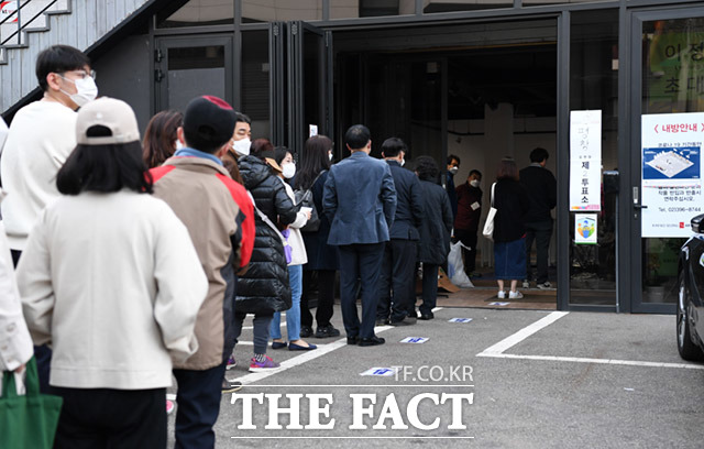 7일 오후 1시 서울·부산시장 4·7 재보궐 선거 투표율은 지난 2~3일 사전투표를 합산 38.3%를 기록했다. 지난 2~3일 사전투표를 합산한 수치다. 7일 종로구 평창동 제2투표소에서 시민들이 투표를 위해 줄서 있는 모습. /임세준 기자