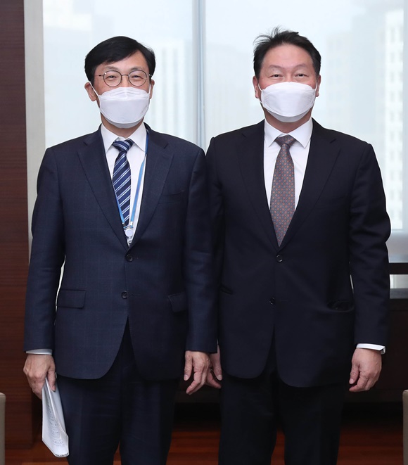 최태원 대한상의 회장(오른쪽)과 이호승 청와대 정책실장이 7일 오후 서울 중구 상의회관에서 만나 기념 촬영을 하고 있다. /대한상의 제공