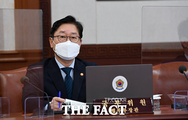 검찰의 피의사실 공표 논란에 대해 박범계 법무부 장관은 오늘 지켜보겠다며 대검은 대검대로 서울중앙지검은 지검대로 조치가 있을 것으로 안다고 7일 밝혔다. /임영무 기자