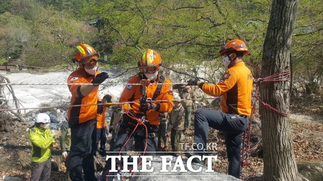 전북 남원소방서는 지리산 육모정 계곡에서 2021년 산악사고 대비 합동 인명구조훈련 및 시설점검을 실시했다고 밝혔다. /남원소방서 제공