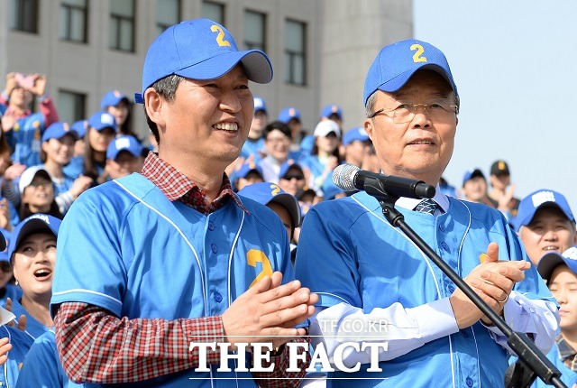 정청래(왼쪽) 더불어민주당 의원이 7일 김종인 국민의힘 비상대책위원장이 대권 욕심이 있다고 주장했다. 사진은 2016년 3월 김종인 당시 민주당 비대위 대표와 정 의원이 국회에서 4.13 총선 응원가 뮤직 비디오를 촬영하는 모습. /임영무 기자