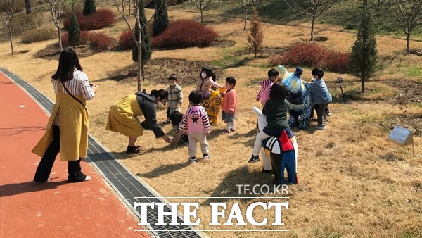 유치원생들이 이현공원에 설치된 조각작품으로 즐거운 시간을 보내고 있다./사진=이성덕 기자