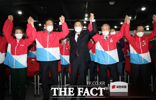 박영선 후보에 21.3% 앞선 출구조사 결과... 두 손 번쩍든 국민의힘 지도부.