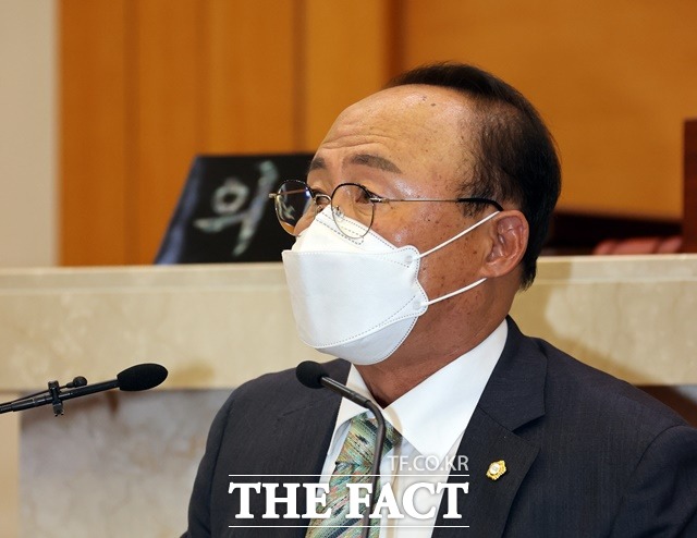 포항시의회 이준형 시의원이 7일 블루밸리 국가산단의 환경문제에 대해 포항시의 준비가 부족하는 내용의 5분 발언을 하고 있다./포항시의회 제공