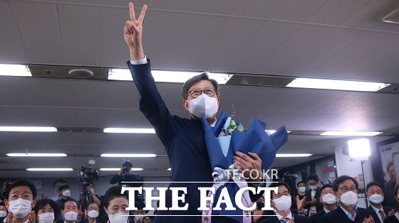 박형준 후보는 7일오후 11시쯤 부산시장 당선에 확실시되자위대한 부산시민 여러분 압도적 지지를 보내주셔서 감사하다며 선거 기간 내내 갖은 어려움에도 불구하고 흔들리지 않고 성원을 보내주신 시민의 그 마음을 받들어 시민을 섬기는 좋은 시정으로 보답하겠다고 소감을 미리 전했다. /부산=조탁만 기자