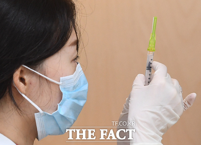 전주시는 오는 30일까지 38곳의 지정 동물병원에서 반려견 2000마리를 대상으로 ‘광견병 예방접종 지원사업’을 추진한다고 7일 밝혔다. /더팩트 DB