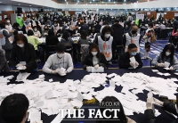  바쁜 손놀림의 개표원들[TF포토]