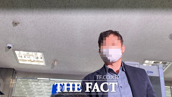 업무 정보를 활용해 영천에 땅을 사들인 혐의를 받는 한국농어촌공사 간부 A씨가  8일 오후 2시 30분 구속영장실질심사를 위해 대구지방법원으로 들어가고 있다./사진=이성덕 기자