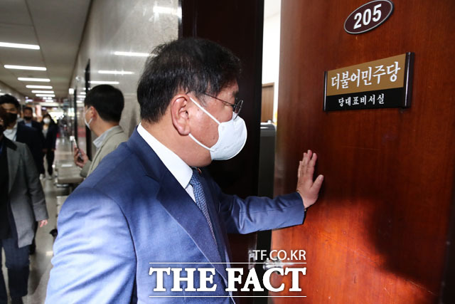 더불어민주당 김태년 당 대표 권한대행이 8일 오전 국회에서 대표실로 들어가고 있다. /남윤호 기자