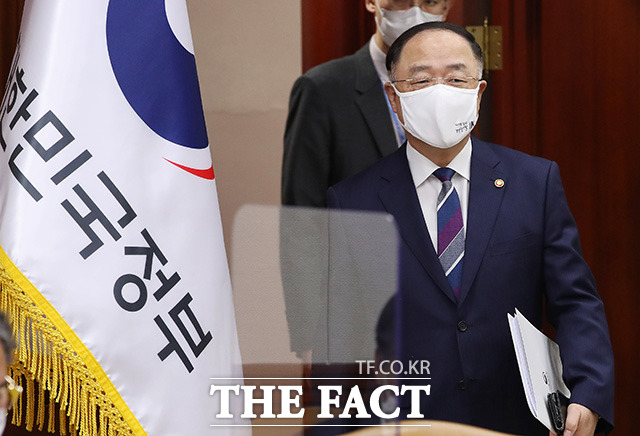 홍남기 경제부총리 겸 기획재정부 장관은 8일 정부서울청사에서 제19차 부동산시장 점검 관계장관회의를 통해 부동산 정책의 큰 틀은 흔들림 없이 유지돼야 한다고 밝혔다. /더팩트 DB