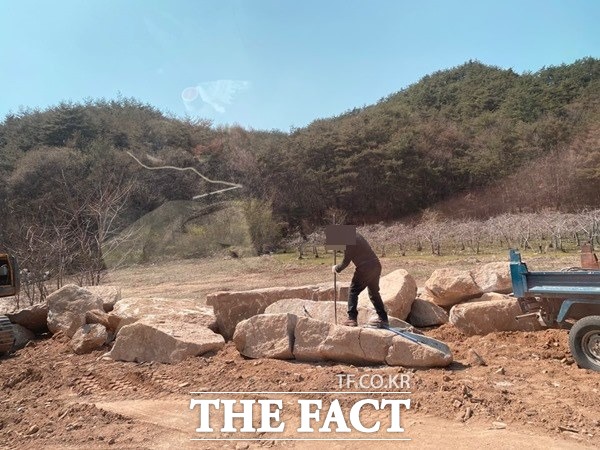 업체관계자는 돌을 치우는 중이라고 말했지만 작업자들은 아예 돌을 자르는 작업을 하고 있었다./문경=오주섭기자