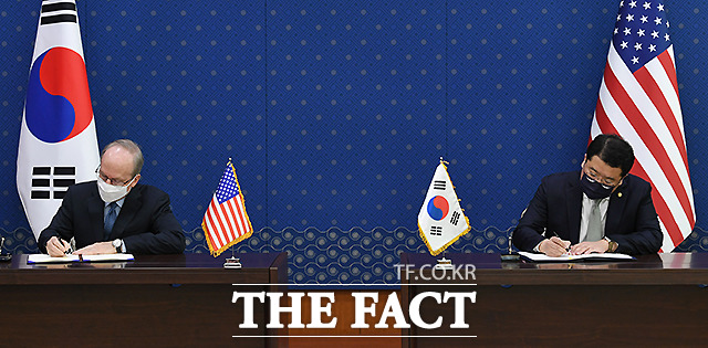 나란히 앉아 서명하는 최종건(오른쪽) 외교부 제1차관과 로버트 랩슨 주한미국대사 대리.