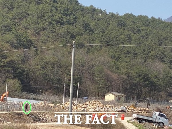 사진 원안 업체 관계자로 보이는 업자가 누군가로부터 걸려온 전화를 받자마자 현장 작업이 중단됐다./문경=오주섭기자