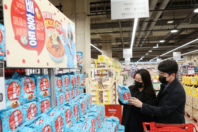 농심이 지난달 11일 출시한 배홍동비빔면이 4주 만에 700만 개가 판매됐다/농심 제공