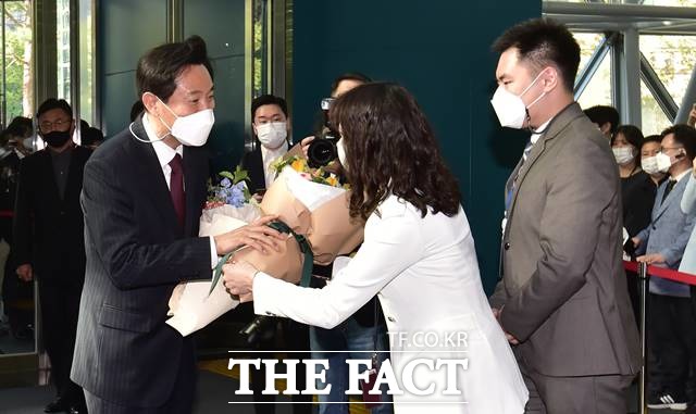 오세훈 서울시장이 시청 첫 출근과 함께 무거운 책임감이 느껴진다며 시민들을 위해 뛸 것을 다짐했다. 오 시장이 8일 오전 서울 중구 서울시청으로 출근하며 축하 꽃다발을 받고 있다. /뉴시스