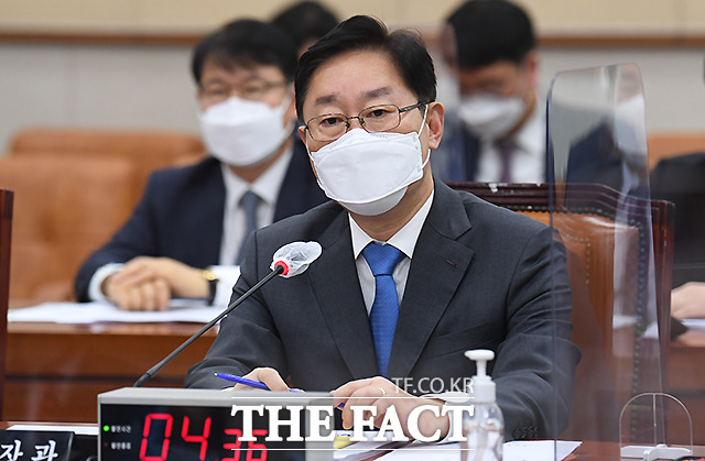 박범계 법무부 장관은 8일 피의사실 공표 지적이 정권의 유불리에 따라 선택적이라는 일각의 비판에 대해 받아들이기 어렵다고 했다. /이새롬 기자