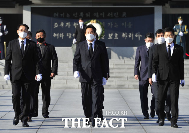 제38대 서울특별시장에 당선된 오세훈 신임 서울시장(가운데)이 8일 오전 서울 동작구 국립서울현충원에서 참배를 마친 뒤 현충원을 나서고 있다. /남윤호 기자