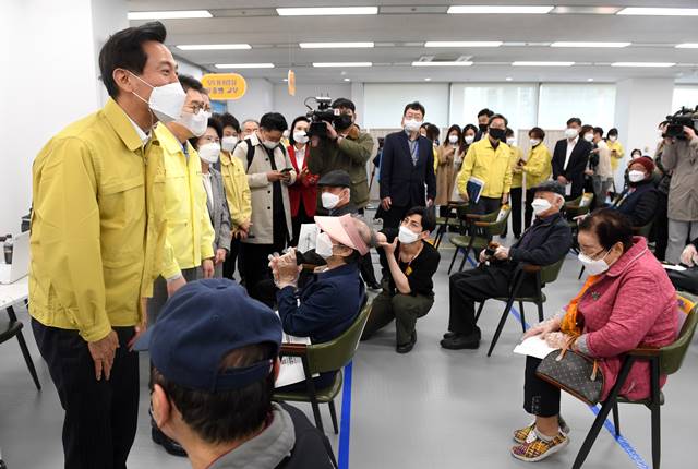 성동구청에 마련된 코로나19 예방접종센터를 찾아 접종을 기다리는 어르신들에게 인사를 하는 오세훈 서울시장 /서울시 제공