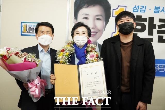 4,7 보궐선거에서 도의원에 당선된 한춘옥 당선자가 당선증을 교부받고 기념사진을 촬영하고 있다. /한춘옥 선거사무실 제공