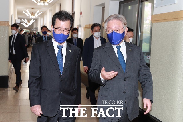 8일 수도권내륙선 제4차 국가철도망구축계획 반영을 위해 충북도청을 방문한 이재명 경기지사(오른쪽)가 이시종 충북지사와 얘기를 나누고 있다. / 충북도 제공