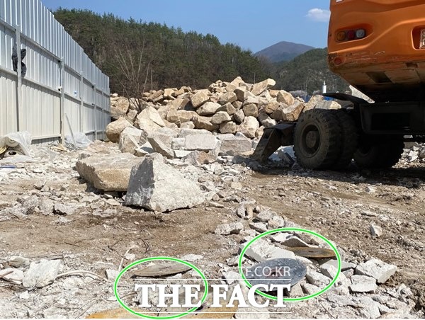 지난달 25일 문경시 문경읍 갈평리 신북천 일대 자연석 불법 굴취 현장을 다녀 온 후 2주 만에 현장을 다시 가본 결과 아예 대놓고 돌 가공 작업을 하고 있었다. 사진 원안은 돌을 다듬었다는 흔적인 그라인더들이 현장에 나뒹굴고 있다./문경=오주섭기자