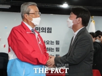  김종인과 악수 나누는 안철수 [포토]