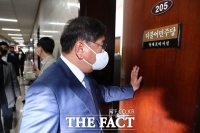  굳은 표정으로 대표실 향하는 김태년 [TF사진관]