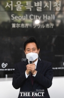  서울시청으로 첫 출근하며 소감 밝히는 오세훈 시장 [포토]