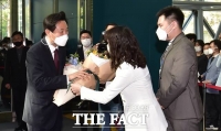  '첫 출근' 오세훈 '무거운 책임감…열심히 뛰겠다'