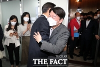  포옹하는 오세훈-안철수 [포토]