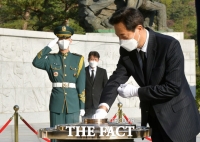  현충원 분향하는 오세훈 [포토]