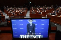  국민의힘 의원총회서 인사하는 오세훈 [포토]