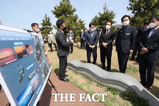 9일 유기상 고창군수와 정운천 국회의원, 권익현 부안군수가 노을대교 사업예정지를 찾아 설명을 듣고 있다. /고창군 제공