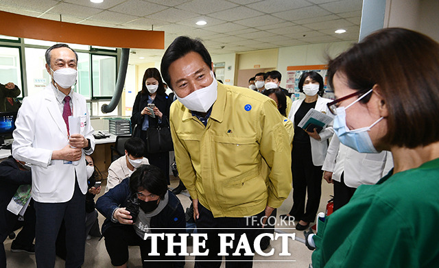 오세훈 서울시장(가운데)이 9일 오후 서울 은평구 서울특별시서북병원을 찾아 코로나19 대응 현황을 점검하며 의료진들에게 인사를 하고 있다. /이동률 기자
