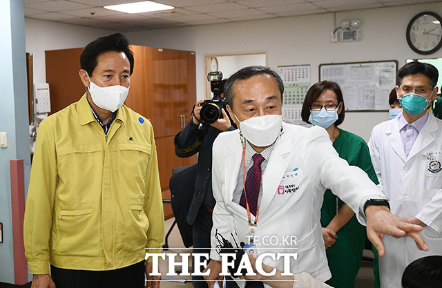 오세훈 서울시장(왼쪽)이 9일 오후 서울 은평구 서울특별시립서북병원을 찾아 박찬병 병원장의 안내를 받으며 코로나19 대응 현황을 점검하고 있다. /이동률 기자