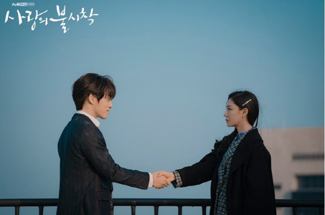 김정현(왼쪽) 서지혜는 사랑의 불시착에서 연기 호흡을 맞춰 호응을 끌어낸 바 있다. /tvN 제공