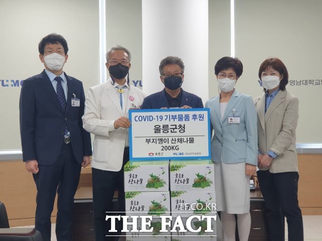 김병수 울릉군수가 코로나 감염차단에 애쓰는 대구 경북지역 거점 병원들을 방문 울릉도 특산물을 전닳했다./울릉군 제공