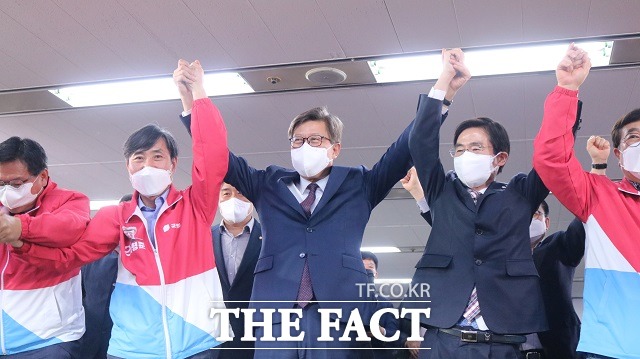 7일 오후 부산시장 보궐선거 출구조사에서 국민의힘 박형준 후보의 압승이 예상되자 박 후보 캠프 관계자들이 환호하고 있는 모습. /박형준 캠프 제공