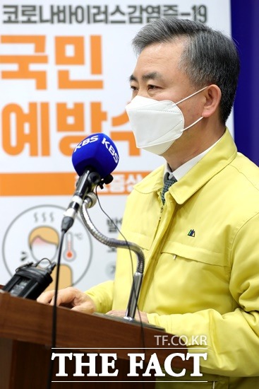 김장회 충북도 행정부지사가 9일 도청 브리핑룸에서 사회적 거리두기 준 2단계 시행 행정명령에 대한 브리핑을 하고 있다./충북도 제공