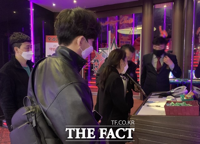 지난해 천안시가 유흥업소를 대상으로 특별점검을 벌이고 있다. / 천안시 제공