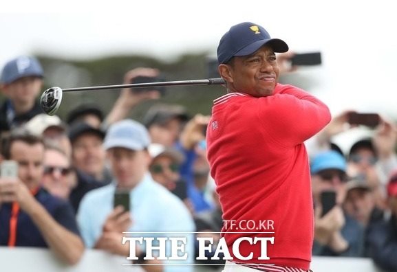 타이거 우즈의 자동차 전복 사고 당시 우즈의 가방에 약병이 들어 있었다는 사실이 뒤늦게 밝혀졌다. /더팩트 DB