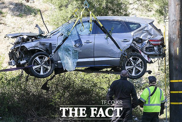 미국 프로골퍼 타이거 우즈가 타고 있던 차량이 지난 2월 23일(현지시간) 미 캘리포니아주 로스앤젤레스 카운티 란초 팔로스 베르데스 인근에서 전복돼 사고 차량인 제네시스 GV80이 현장에서 크레인으로 들어 올려지고 있다. /로스앤젤레스=AP.뉴시스