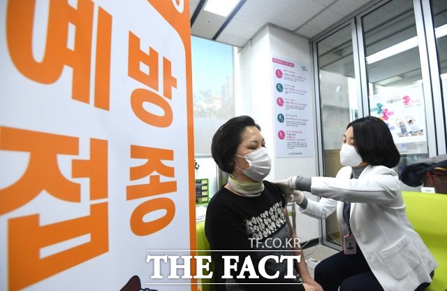 정부가 접종 후 혈전 생성 논란으로 중단됐던 아스트라제네카의 접종을 12일부터 재개한다고 밝혔다. /이새롬 기자