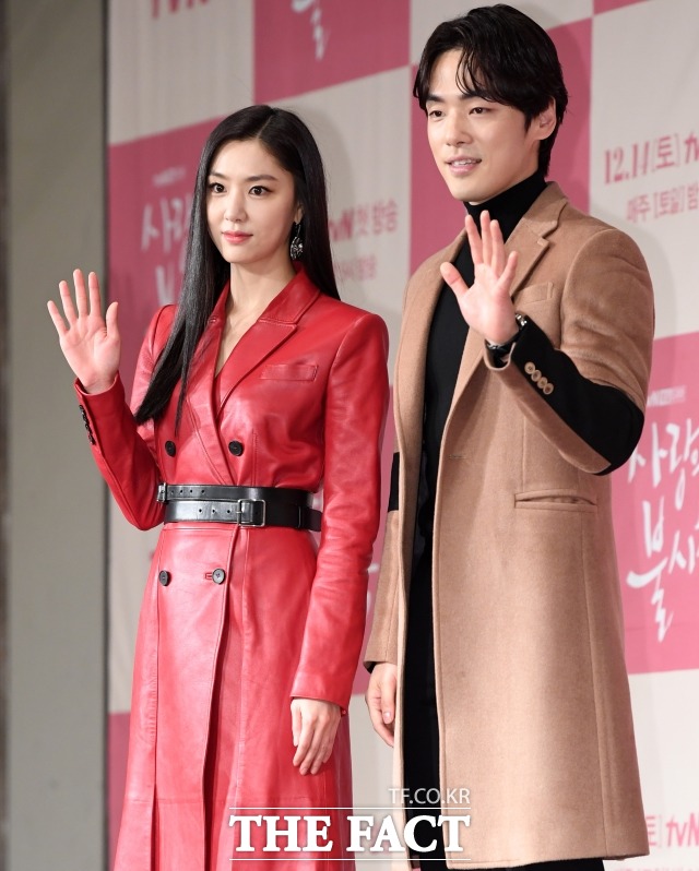 김정현(오른쪽)이 2019년 12월 서울 종로구 포시즌스 호텔에서 열린 tvN 드라마 사랑의 불시착 제작발표회에서 서지혜와 포즈를 취하고 있다. /더팩트 DB