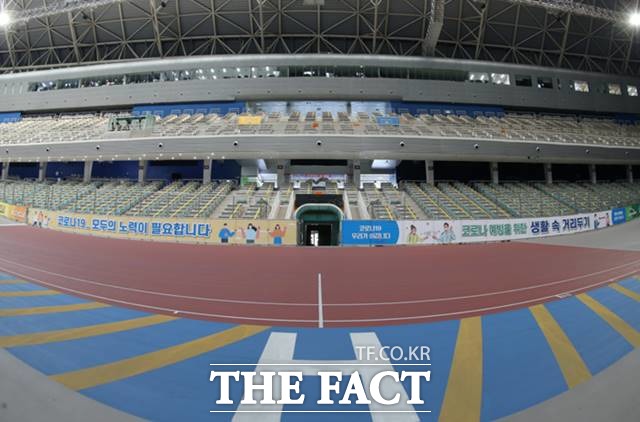 코로나19가 확산되면서 경륜·경정이 12일부터 다시 한번 멈춰 서게 됐다. 코로나19 극복과 예방을 위한 현수막이 걸려있는 광명스피돔./기금조성총괄본부 제공