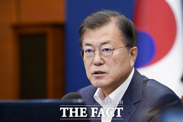 문재인 대통령은 12일 LG에너지솔루션과 SK이노베이션이 이차전지 법적 분쟁을 끝내기로 합의한 것에 대해 참으로 다행이라며 국익과 개별 회사의 장기적 이익에 모두 부합한다는 점에서 의미가 매우 크다고 평가했다. 문 대통령이 지난 5일 청와대에서 수석·보좌관회의를 주재하는 모습. /청와대 제공