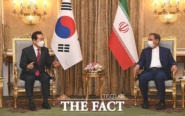 정세균 국무총리(왼쪽)가 11일(현지시간) 이란 테헤란을 방문해 에샤크 자한기리 수석 부통령과 회담을 하고 있다. /국무총리실 제공